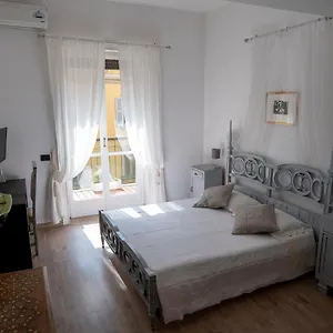 beautiful-floral-apartment-on-navigli.italymilanhotels.net/